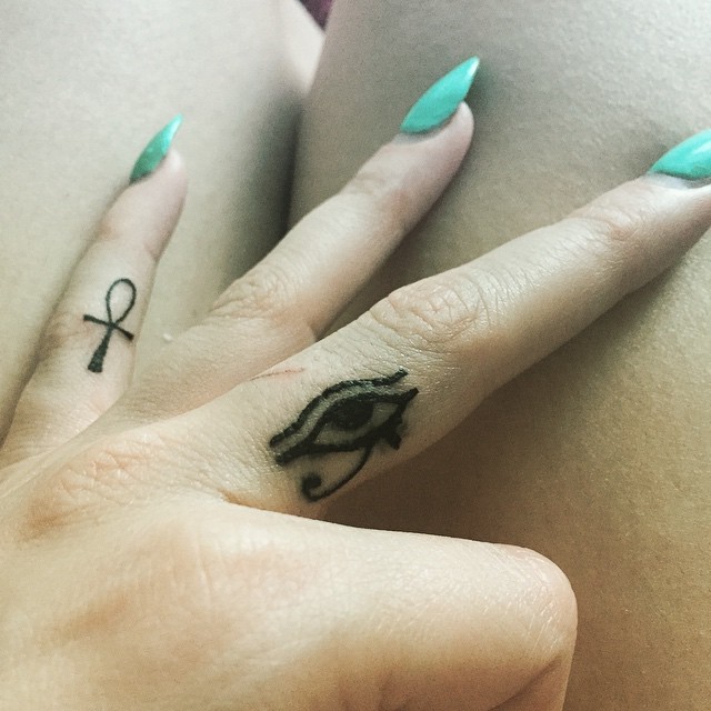 Tatuajes en los dedos, dos símbolos diminutos egipcios