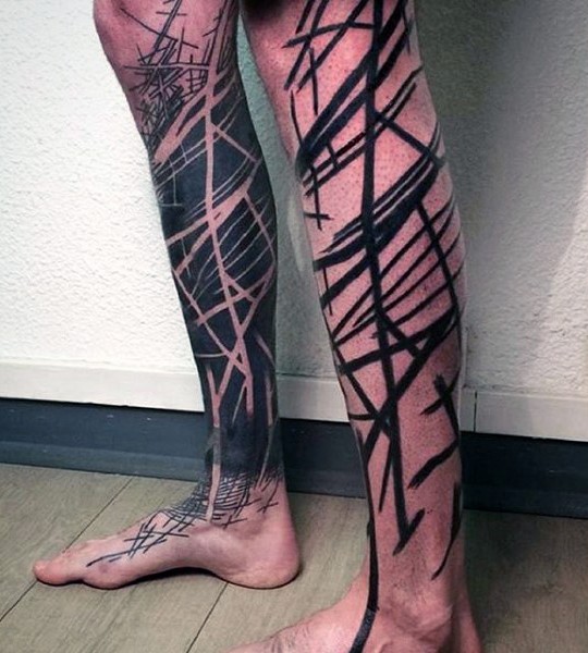 Dunkle schwarze verschiedene Ornamente Tattoo am Beinen