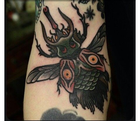 colori scuri cervo volante  tatuaggio