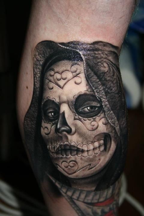 Tatuaje en el brazo, mujer muerta espantosa