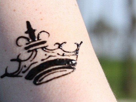 Dark crown tattoo with little rounded tips