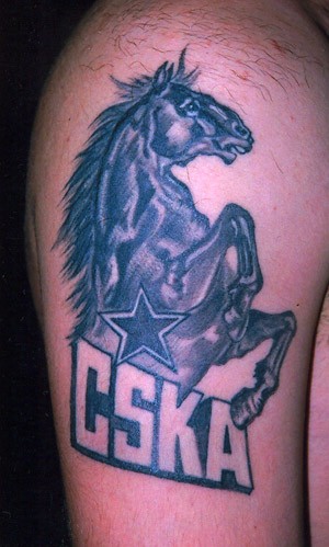 Tatuaje de caballo con logo
