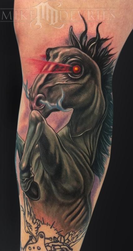 Tatuaje en la pierna,
caballo demoniaco con ojos brillantes