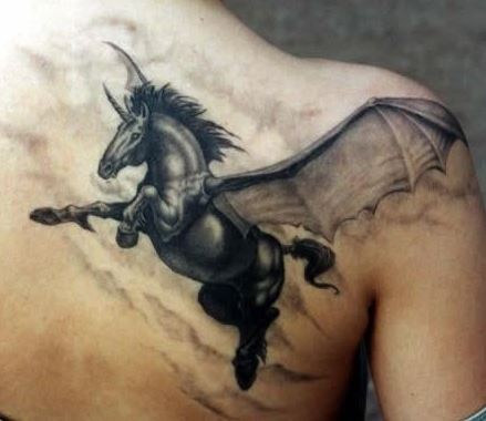 cavallo pegasus scuro con ali tatuaggio sulla scapola