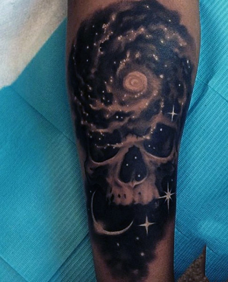 Tatuaje en el antebrazo, cráneo con cosmos oscuro