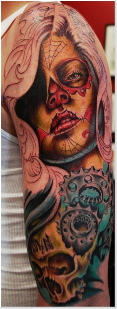 Tatuaje en el brazo, santa muerte en capucha rosa, cráneo y  detalles del mecanismo