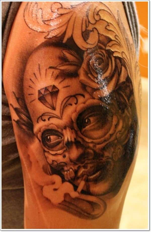 Tattoo auf dem Schulter von Todesfrau mit Zigarette