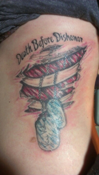 Tatuaje en el brazo de muerte antes de deshonor militar.