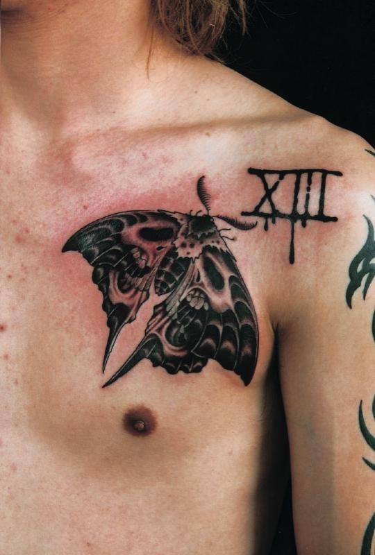 Totenkopf schwarzer Käfer Tattoo an der Brust