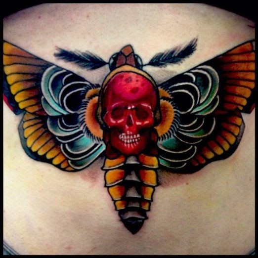 Tatuaje  de polilla con cráneo en la espaldad