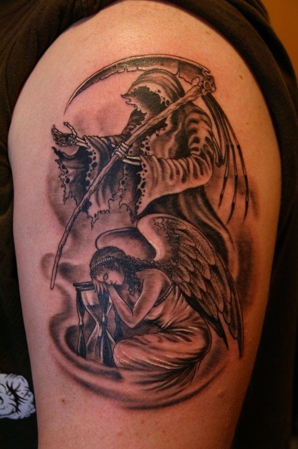 Tod und schlafender Engel mit Sanduhr Tattoo