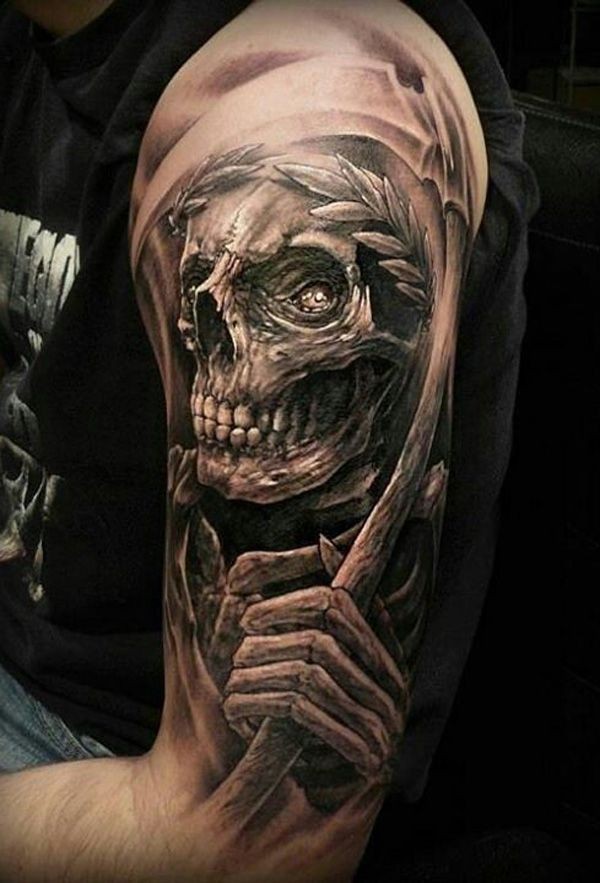 Tod in einem Lorbeerkranz Tattoo am Arm