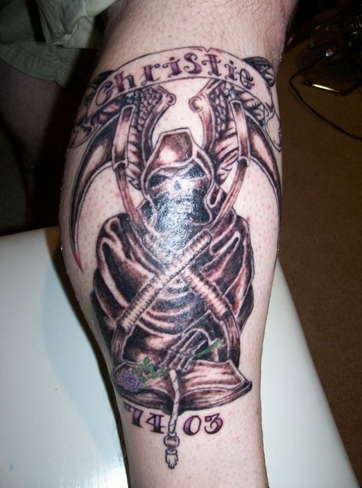 Knochenmann mit zwei Sensen Tattoo am Bein