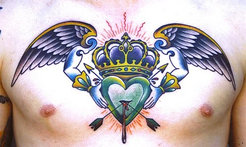 Tatuaje en el pecho, corona de color púrpura con alas y corazón