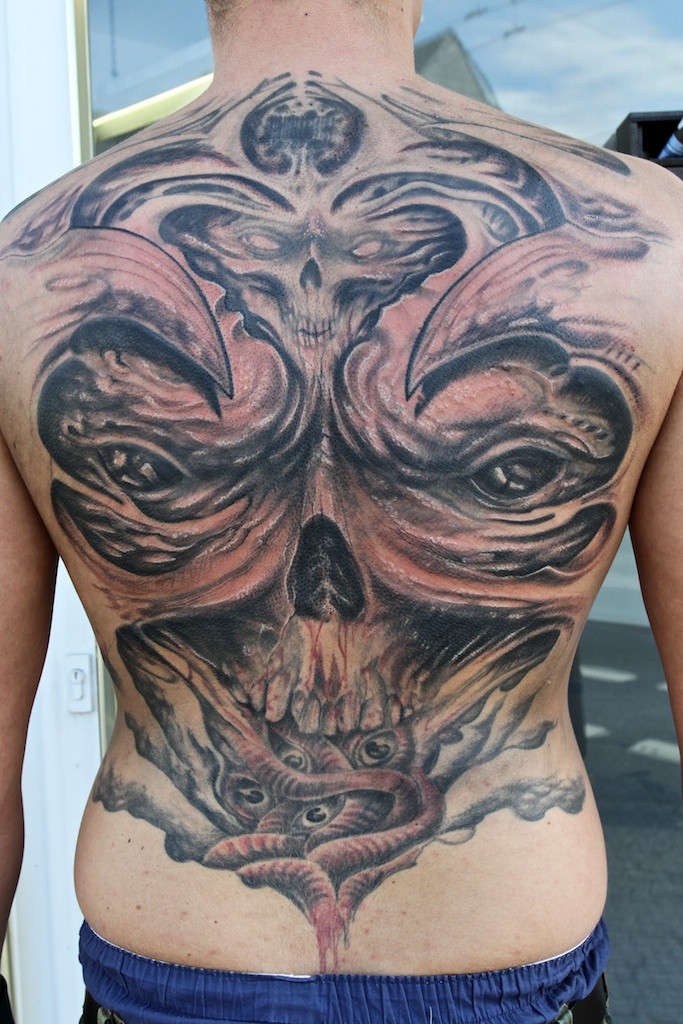 Tatuaggio enorme sulla schiena il mostro spaventoso