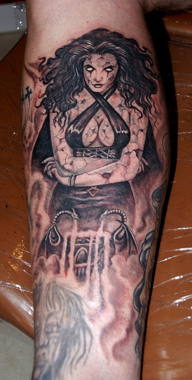 Tatuaje en el antebrazo, mujer demonia en el fuego