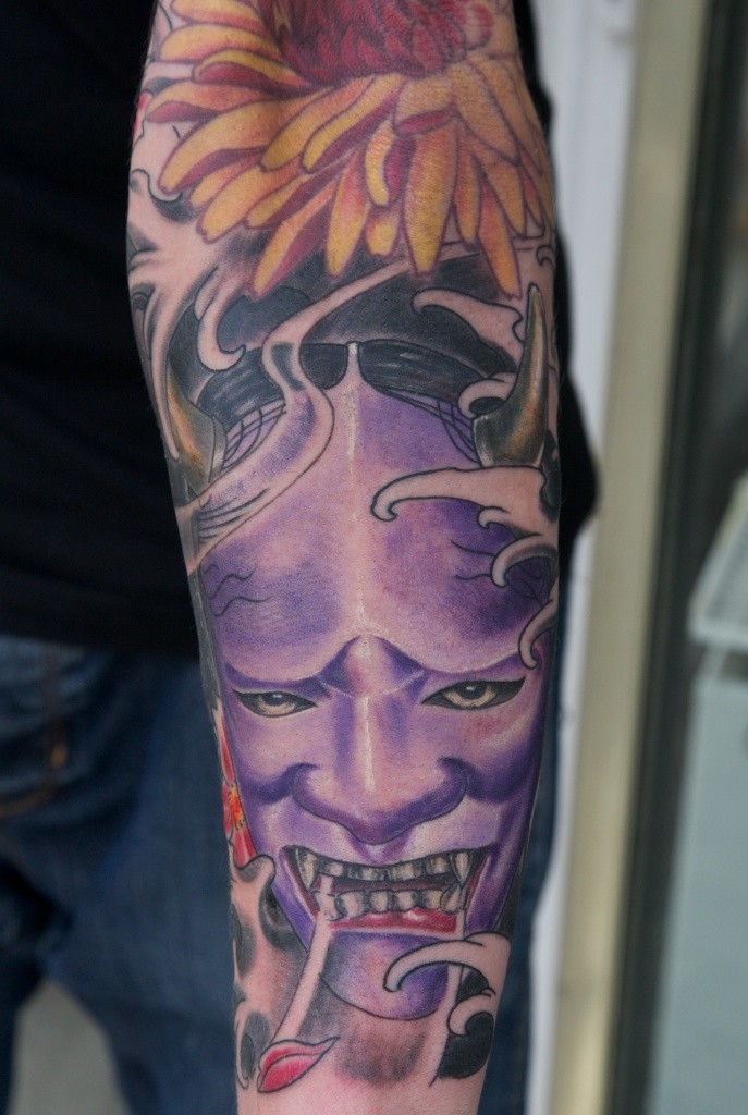 Tatuaje en el brazo, monstruo púrpur y flor