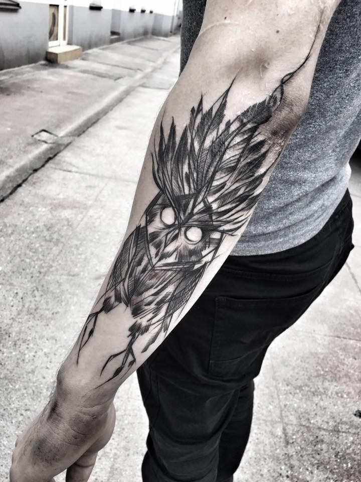 Diseñado y pintado por Inez Janiak tatuaje de brazo de búho espeluznante