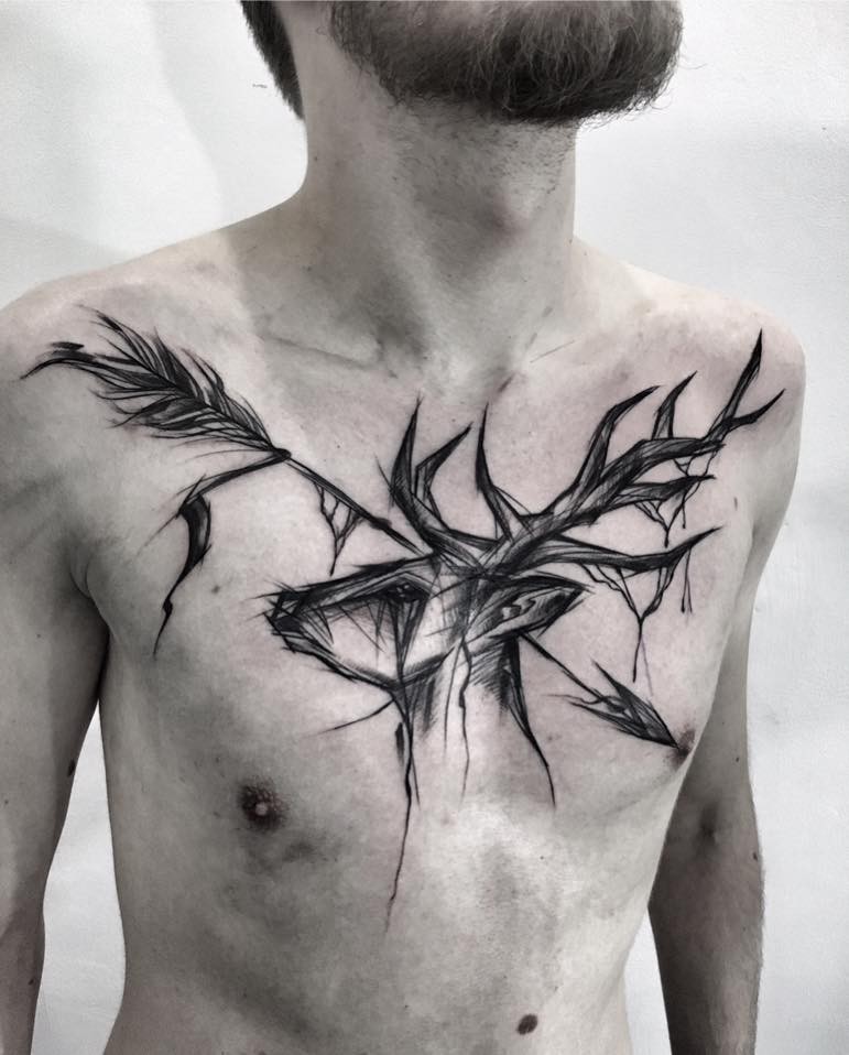 Desenhado por Inez Janiak tatuagem no peito de tinta preta de veado com grande seta