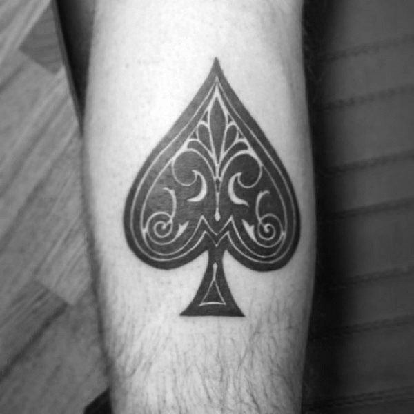 Pik-Symbol mit Fleur de Lis  schwarzes Tattoo am Arm