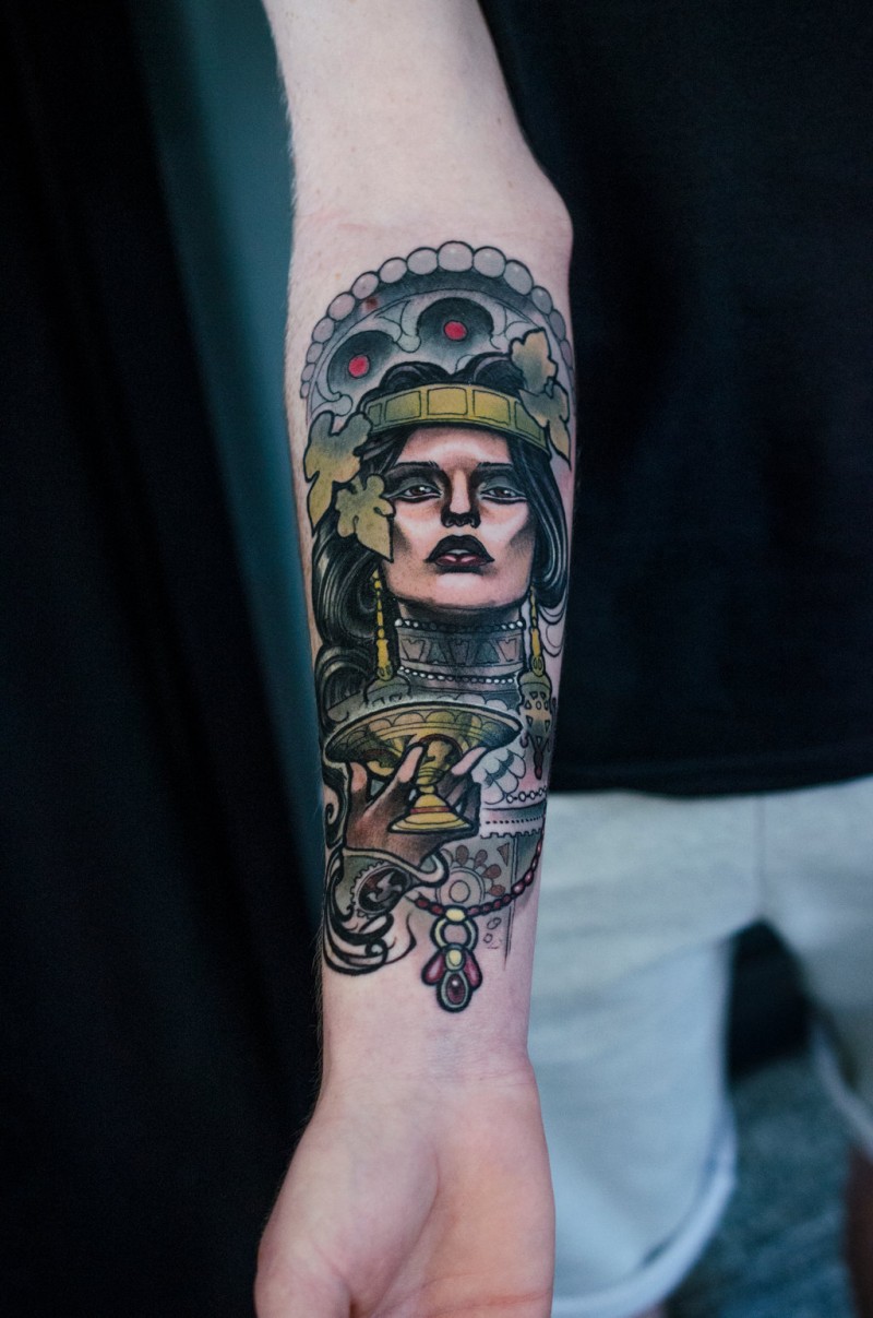Detailliertes präzis gemaltes farbiges Tribal Frau Unterarm Tattoo