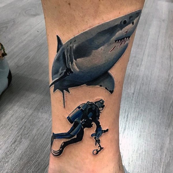 Tatuaje de pierna pintado creativo detallado del buzo con tiburón grande