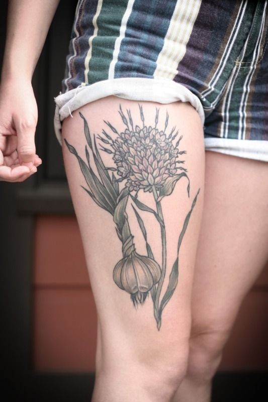 Tatuaje  de flores raros en la pierna