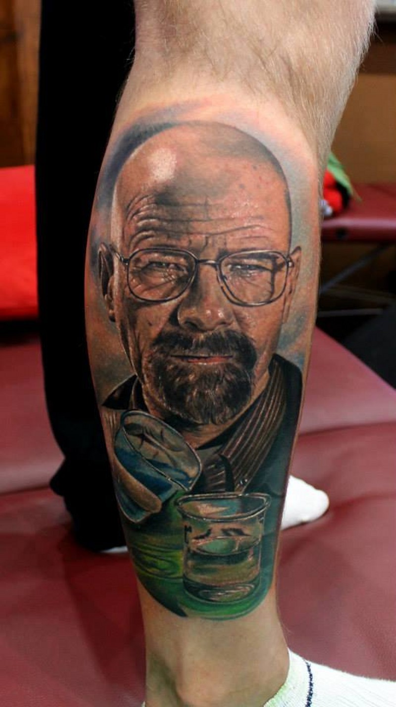Detailliert aussehender cooler Filmheld aus Breaking Bad Porträt Tattoo am Bein