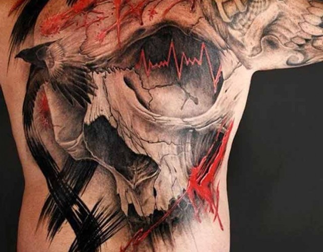 Detailliertes mehrfarbiges Tattoo von großem menschlichem Schädel mit Krähe