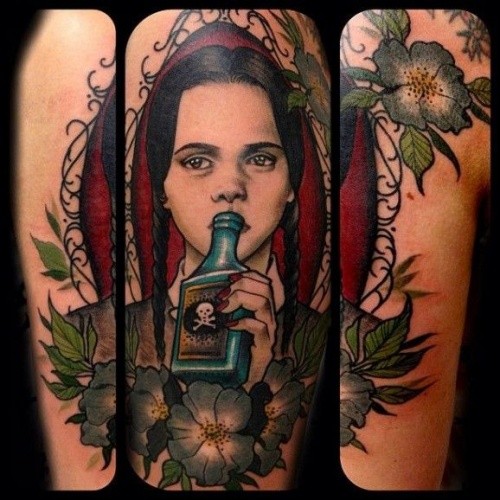 Detailliertes natürlich aussehendes farbiges Mädchen trinkt Gift Tattoo an der Schulter mit Blumen