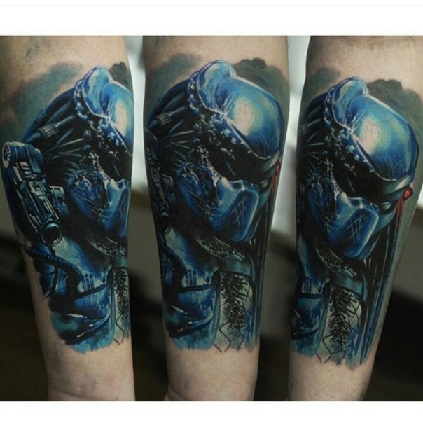 Detailed naturally colored Predator super realistic tattoo on biceps area