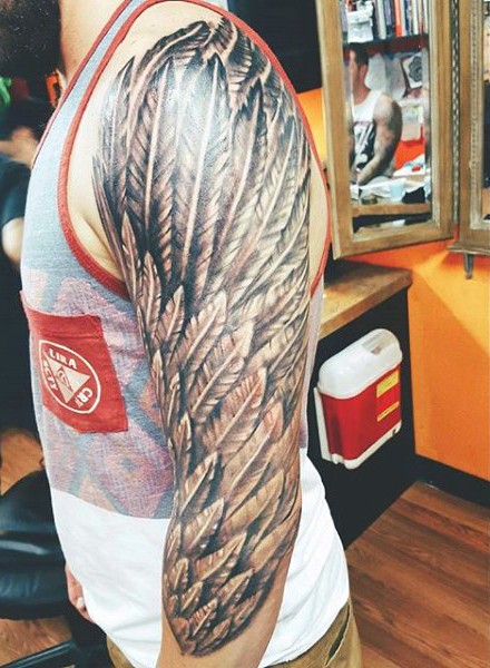 Detaillierte realistische Federflügel schwarzes und weißse Arm Tattoo