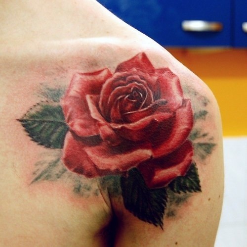Tatuaje de rosa exquisita en el hombro