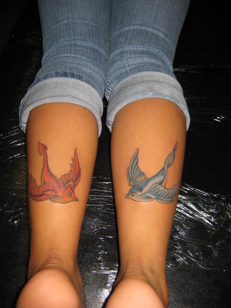 uccelli rondine angelo e diavolo tatuaggio su gambe