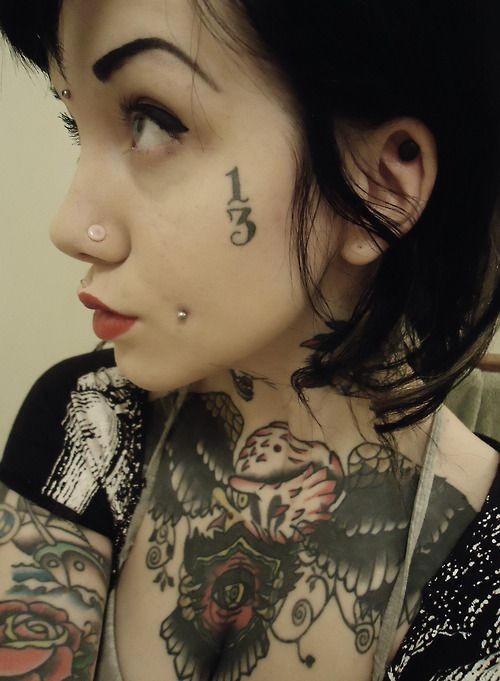 Tattoo von der bösen Dreizehn auf dem Gesicht