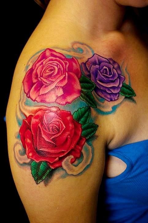 Tatuaje en el hombro, rosas de colores diferentes