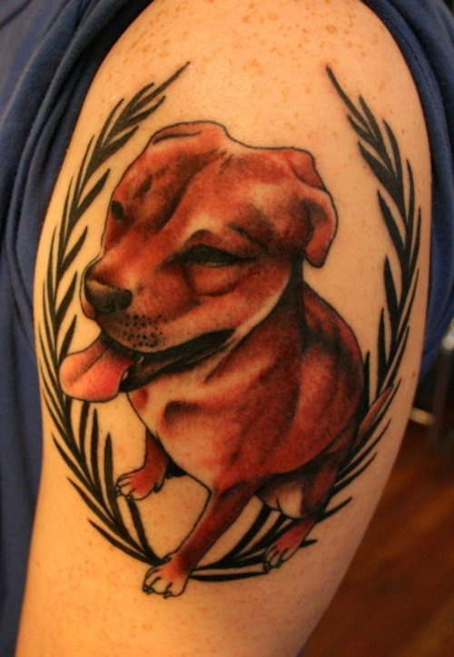tatuaje en el hombro de perro en laurel