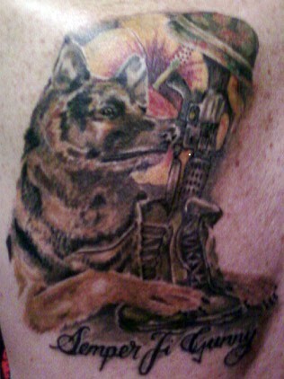 Tatuaje de un perro salvavidas en el memorial del ejercito.