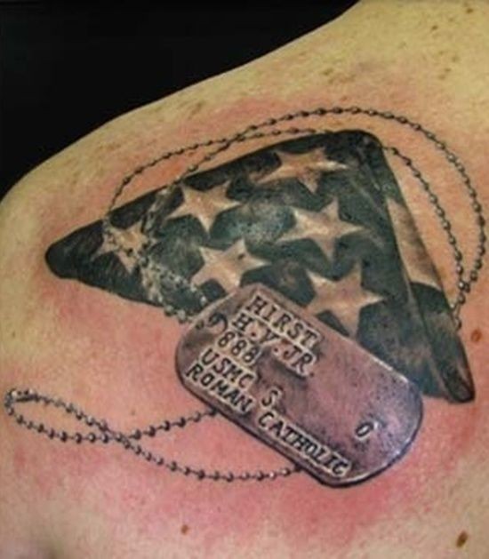 Tatuaggio sulla spalla la bandiera americana & la piastrina di riconoscimento