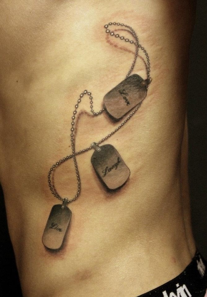 Tatuaggio 3D realistico sul fianco le piastrine di riconoscimento