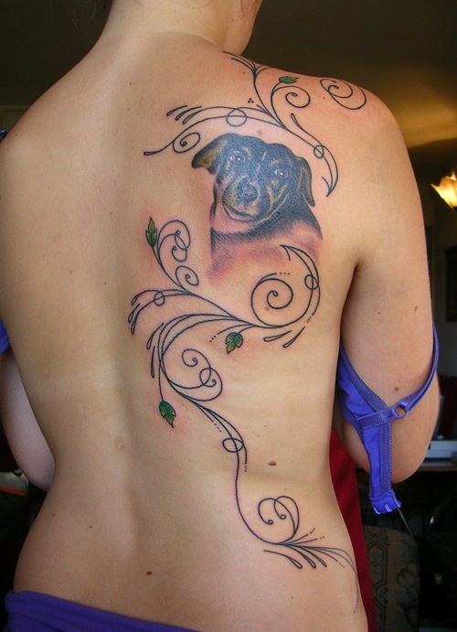 Tatuaje en la espalda, perro y tallos rizados