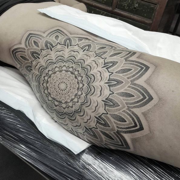 Estilo de ponto estilo surpreendente tatuagem olhando legal de grande flor