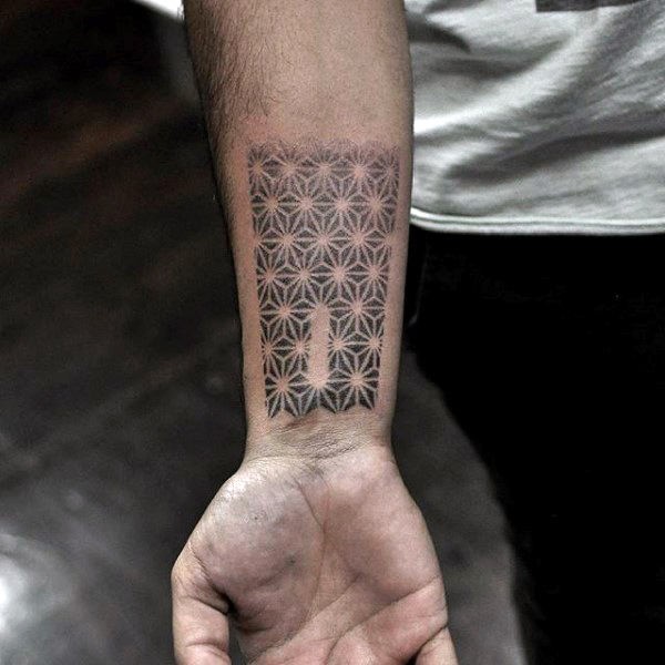Tatuaje de antebrazo de tinta negra estilo punto de bellos ornamentos geométricos