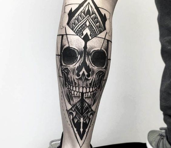 Tatuaje de pierna con tinta negra estilo punto del cráneo humano con adornos