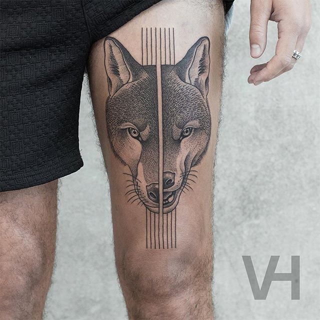 Tatuagem de coxa de tinta preta estilo ponto de cabeça de raposa feita por Valentin Hirsch