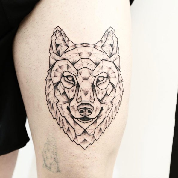 Dot estilo tinta preta coxa tatuagem de cabeça de lobo