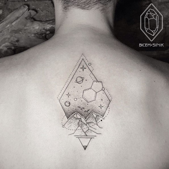 Tatuaggio con rombo superiore in inchiostro nero a pois con stelle e piani