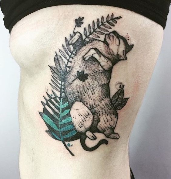 Estilo pontilhado pintado por Joanna Swirska tatuagem lateral de gato com pena