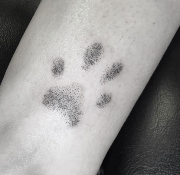 Estilo de punto genial, pequeño tatuaje de estampado de pata de animal