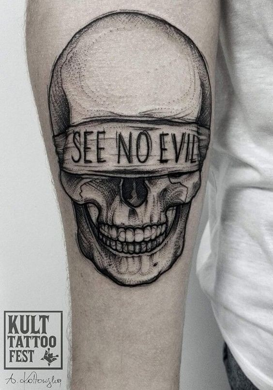 Estilo de punto tatuaje de aspecto espeluznante del cráneo humano con letras